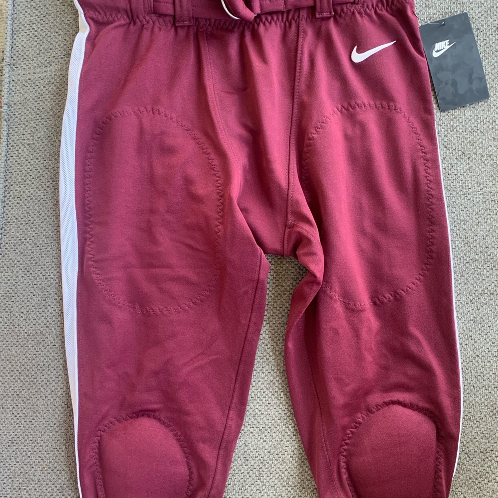 NWT mens Nike marroon football pants with belt and removable knee pads size M